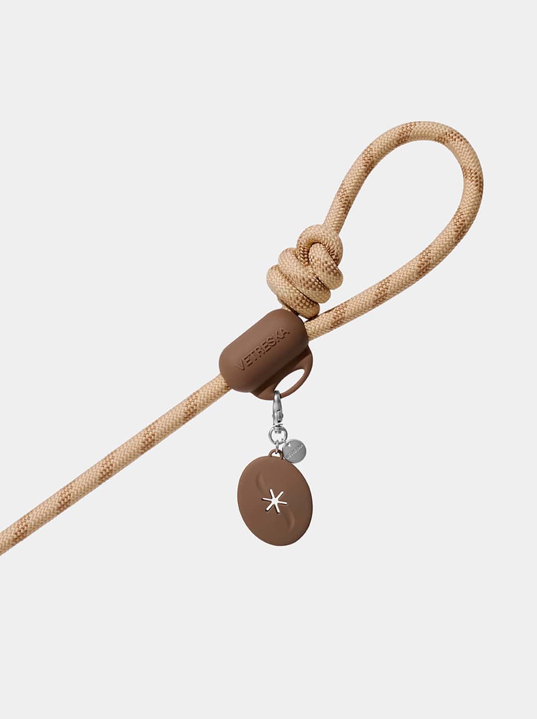 AURA Hands-Free Poop Bag Clip — MOCHA — close-up detail
