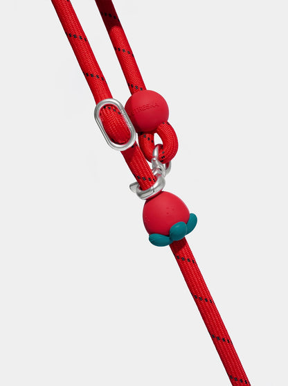 AURA Hands-Free Rope Leash - BERRY — detail shot